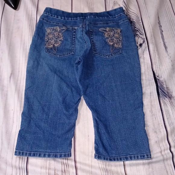 Lee shorts. Lee Capri pants size 8 - Picture 2 of 3